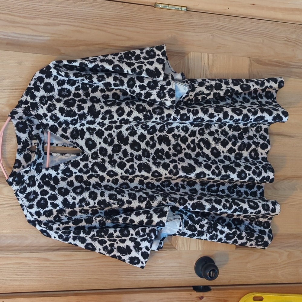Lane Bryant choker and keyhole neck line flutter sleeve shirt 26 leopard